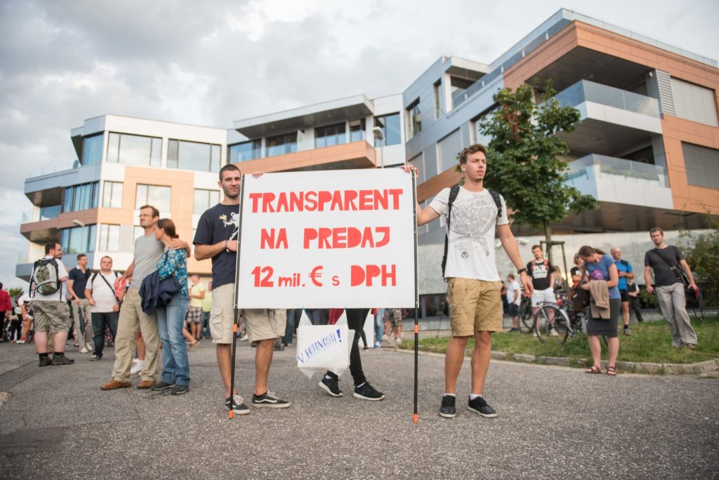 Účastníci protestu pred bytovým komplexom Bonaparte