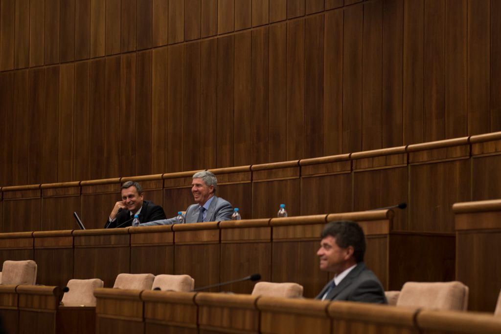 Zľava: Andrej Danko, Béla Bugár a Peter Plavčan počas simulovanej Hodiny otázok