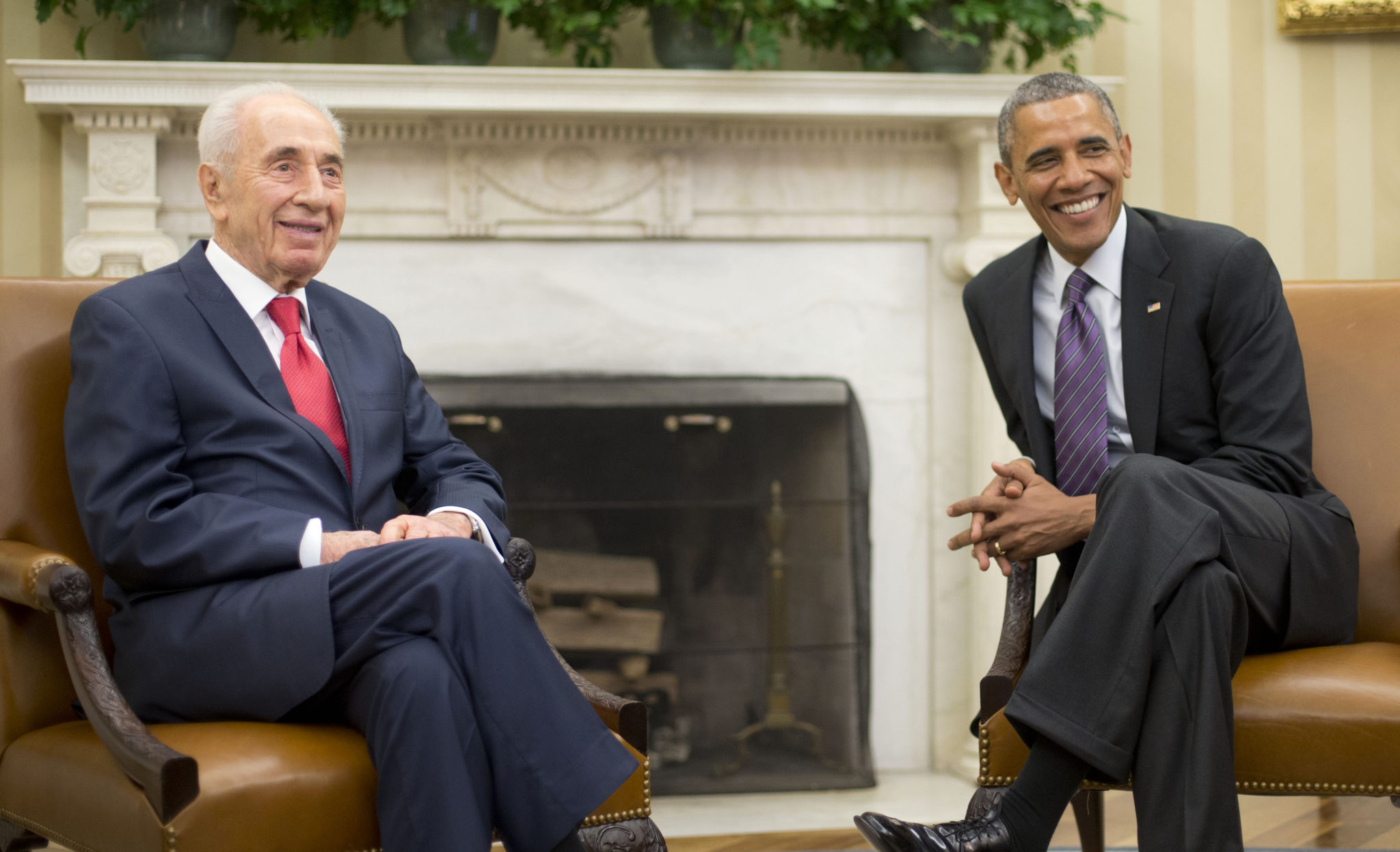 FILE - In this June 25, 2014, file photo, President Barack Obama, right, meets with Israeli President Shimon Peres in the Oval Office of the White House in Washington. Shimon Peres, a former Israeli president and prime minister, whose life story mirrored that of the Jewish state and who was celebrated around the world as a Nobel prize-winning visionary who pushed his country toward peace, has died, the Israeli news website YNet reported early Wednesday, Sept. 28, 2016. He was 93. (AP Photo/Pablo Martinez Monsivais, File)