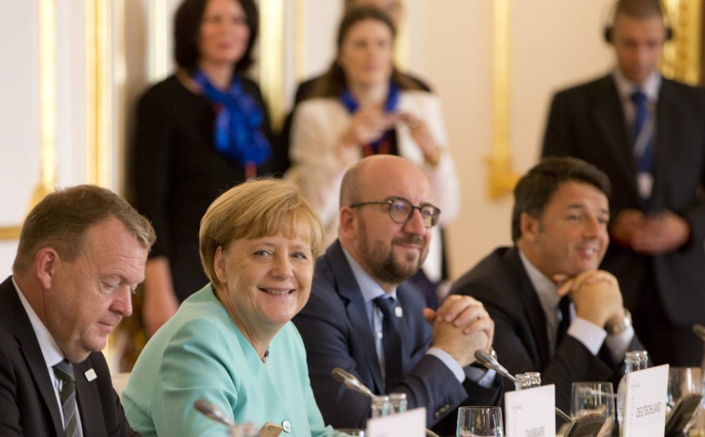 Zľava: dánsky premiér Lars Lokke Rasmussen, nemecká kancelárka Angela Merkelová, belgický premiér Charles Michel a talianský premiér Matteo Renzi