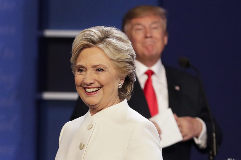 Hillary Clintonová počas poslednej televíznej debaty, v pozadí Donald Trump