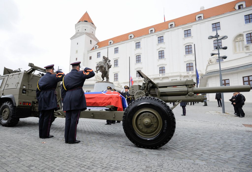 Truhla s ostatkami prezidenta Michala Kováča na lafete